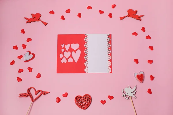 Saint-Valentin. Cadre fait de cadeaux, confettis de coeur, anges, carte postale sur fond rose. Valentines fond de fête . — Photo