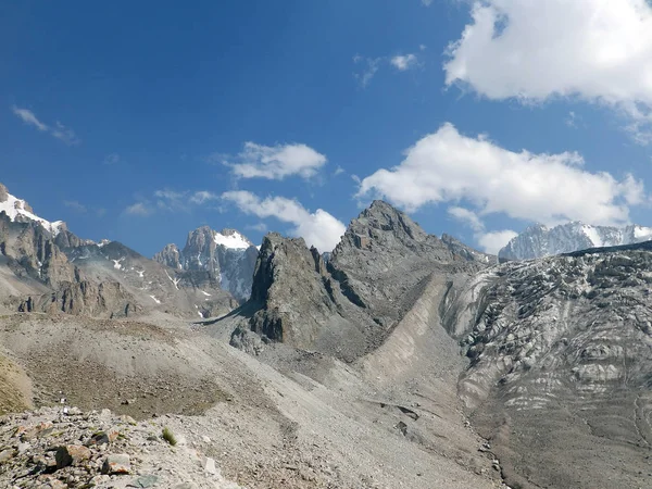 Belas montanhas altas com neve, parque nacional Ala Archa, Quirguistão — Fotografia de Stock