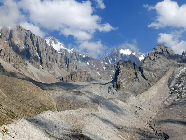 Belas montanhas altas com neve, parque nacional Ala Archa, Quirguistão — Fotografia de Stock
