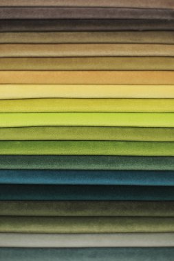 Tekstil örnekleri. Tekstil örnekleri perdeler için. Sarı, yeşil tonu perde örnekleri asılı.