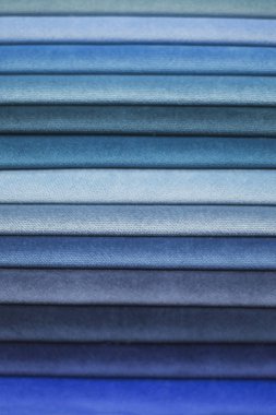 Tekstil örnekleri perdeler için. Asılı mavi tonu perde örnekleri.