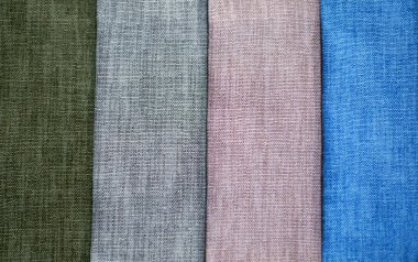 Tekstil örnekleri. Tekstil örnekleri perdeler için. Mavi gri, bej sesi perde örnekleri asılı.