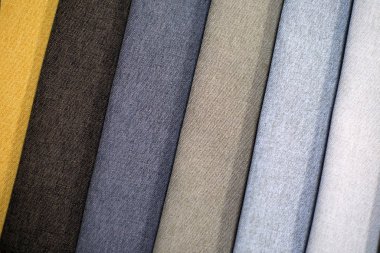 Tekstil örnekleri. Tekstil örnekleri perdeler için. Gri, kahverengi tonu perdenin asılı örnekleri..