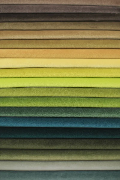Muestras textiles. Muestras textiles para cortinas. Muestras de cortina de tono amarillo, verde colgando . — Foto de Stock
