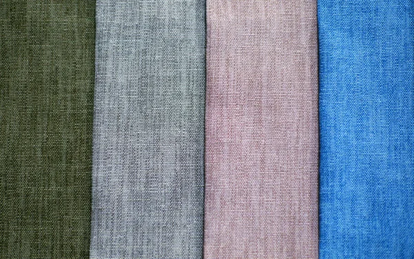 Campioni tessili. Campioni tessili per tende. Blu grigio, beige tono tenda campioni appesi . — Foto Stock