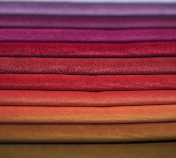 Campioni tessili. Campioni tessili per tende. Borgogna, viola, beige tono tenda campioni appesi . — Foto Stock