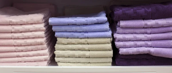 Zdjęcie z duża półka na ręczniki kolorowe stosu — Zdjęcie stockowe