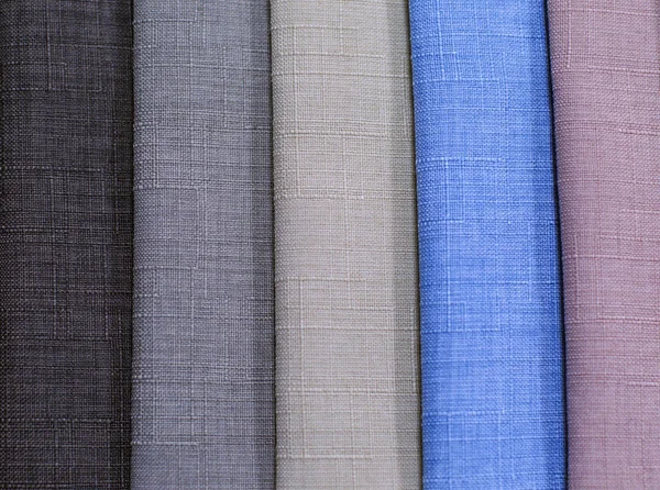 Campioni tessili. Campioni tessili per tende. Campioni di tende grigie, marroni, blu . — Foto Stock