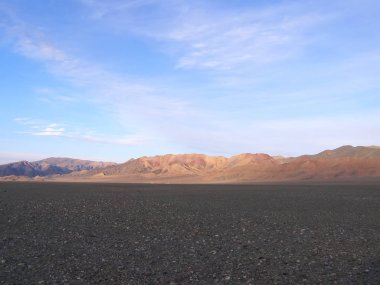 Dağlar ve kayalar çevrili Moğol doğal manzaralar