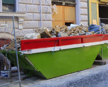 Dumpsters çöple dolu olmak. Konteyner taşan Dumpsters çöple dolu olmak