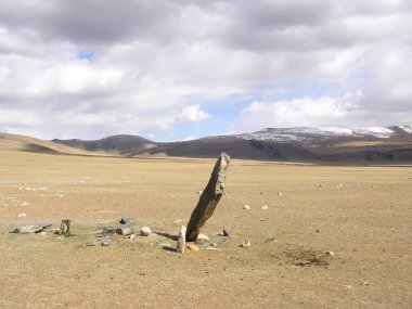 Moğolistan bozkırlarında içinde antik mezar taşları. Moğolca mezarlığı.