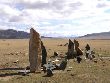 Moğolistan bozkırlarında içinde antik mezar taşları. Moğolca mezarlığı.