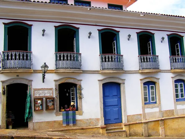 Deuren en ramen van een koloniale gebouw. Architectuur van Ouro Preto, historische steden van Minas Gerais — Stockfoto