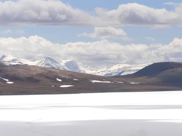 Paisagens naturais da Mongólia rodeadas por montanhas e rochas — Fotografia de Stock