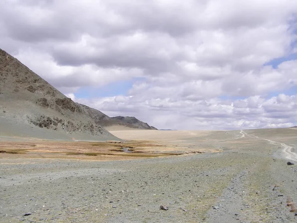 被山脉和岩石包围的蒙古自然景观 — 图库照片