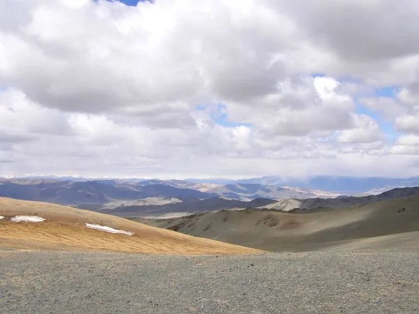 被山脉和岩石包围的蒙古自然景观 — 图库照片