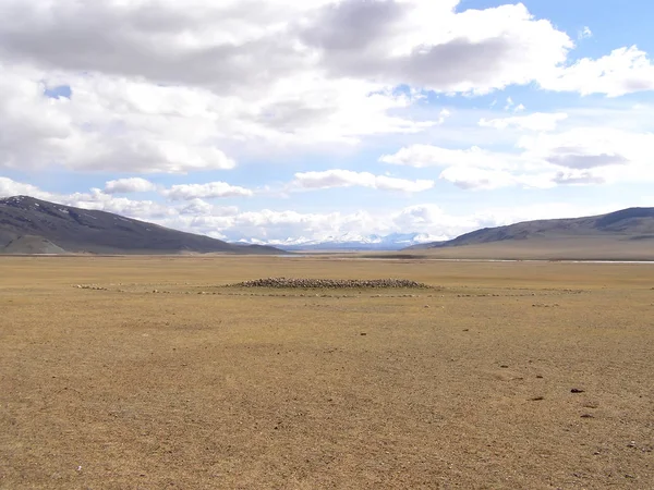 Mongolskich krajobrazów, otoczony przez góry i skały. — Zdjęcie stockowe