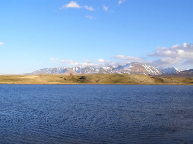 Dağlar ve kayalar çevrili Moğol doğal manzaralar.