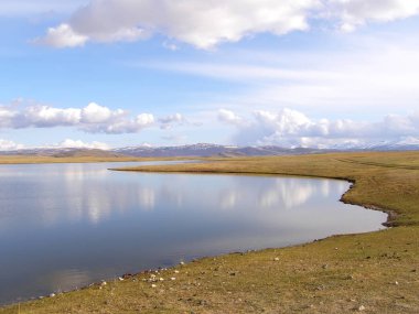 Dağlar ve kayalar çevrili Moğol doğal manzaralar