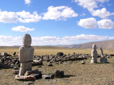 Moğolistan bozkırlarında içinde antik mezar taşları. Moğolca mezarlığı