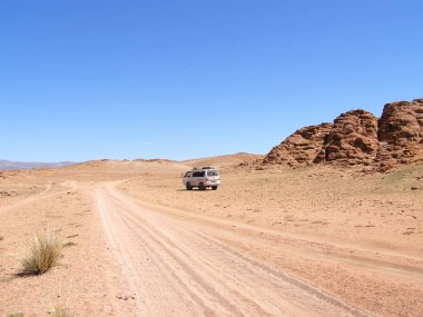 Moğolistan yollarda seyahat otomobillerde yabancı turist.