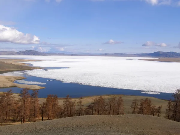 被山脉和岩石包围的蒙古自然景观 — 图库照片