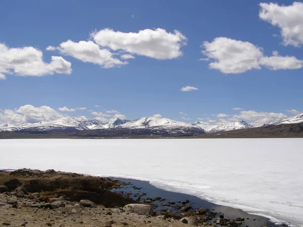 Mongolian natural landscapes surrounded by mountains and rocks. — Stock Photo, Image