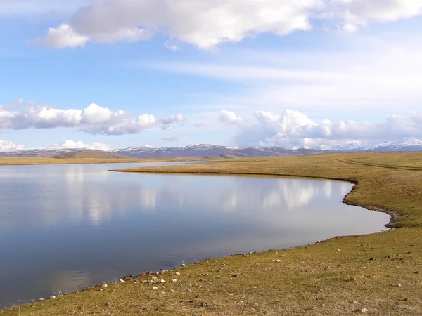 Bentang alam Mongolia dikelilingi oleh pegunungan dan bebatuan — Stok Foto