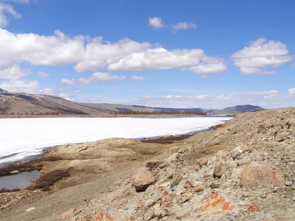 Paisagens naturais da Mongólia rodeadas por montanhas e rochas . — Fotografia de Stock