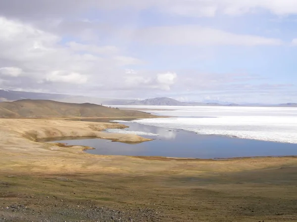 Paisagens naturais da Mongólia rodeadas por montanhas e rochas — Fotografia de Stock