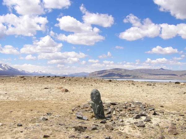 Pedras antigas nas estepes da Mongólia. Cemitério Mongol — Fotografia de Stock