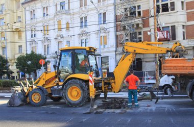 Konut sokağın ortasında yol tamiri