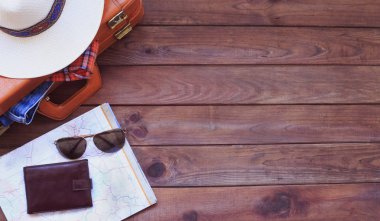 Erkek giyim, erkek ile rahat kıyafetler ahşap arka plan üzerinde seyahat ürünleri ve aksesuarları