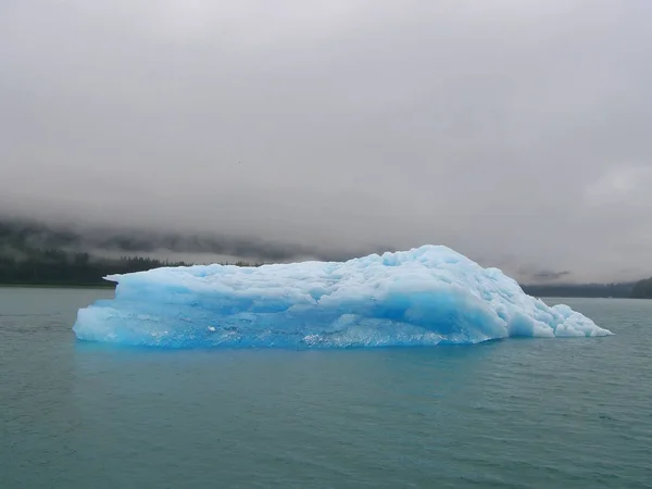 Eisberg schmilzt in der Sommersonne. alaska — Stockfoto