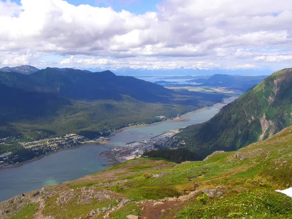 Natureza no Alasca no verão na cidade de Juneau . — Fotografia de Stock