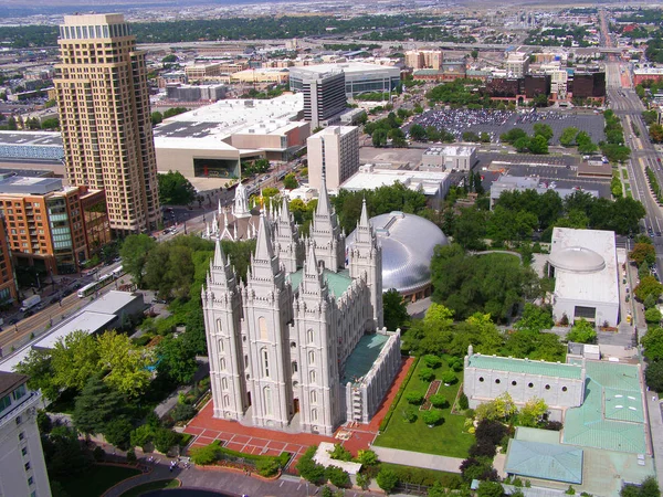 Salt Lake City skyline con templo mormón. Templo de la Iglesia de Jesucristo de los Santos de los Últimos Días en Salt Lake City , — Foto de Stock