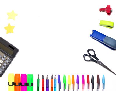 Beyaz arka plan üzerinde okul ve ofis aksesuarları. Kopya alanı metin veya yazıt için.