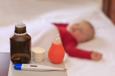 İçinde belgili tanımlık geçmiş küçük kız yatakta yatıyordu hasta masada tıp