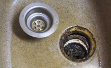 Mutfakta evye tıkanmış. Kirli, tıkalı lavabo temizlik