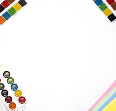 Beyaz arka plan üzerinde okul malzemeleri. Beyaz arka plan üzerinde ileti örneği