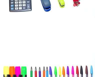 Beyaz arka plan üzerinde okul malzemeleri. Beyaz arka plan üzerinde ileti örneği