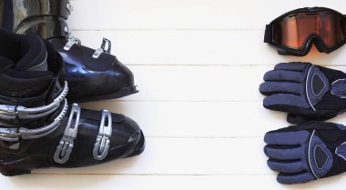 Modern profesyonel kayak çizme güneş gözlüğü ve eldiven bir beyaz tahta arka plan üzerinde