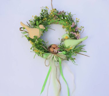 Paskalya çelenk çiçek, yumurta ve bir kuş. Festival dekor. Tebrik kartı