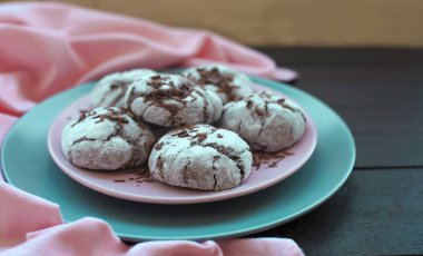 Çikolata kurabiye plaka üzerinde koyu ahşap arka plan, üstten görünüm üzerinde. Gıda, abur cubur, mutfak, yeme kavramı.