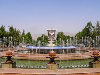 Tarihsel olarak önemli Yönetim Merkezi Arbob Kültür Sarayı, Arbob, Tacikistan çeşme