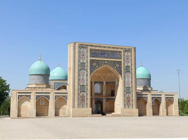 The facade of Barakh-khan Madrasah, medieval landmark, that nowadays serving, as the trading dome, Tashkent — Stock Photo, Image