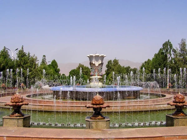 Tarihsel olarak önemli Yönetim Merkezi Arbob Kültür Sarayı, Arbob, Tacikistan çeşme