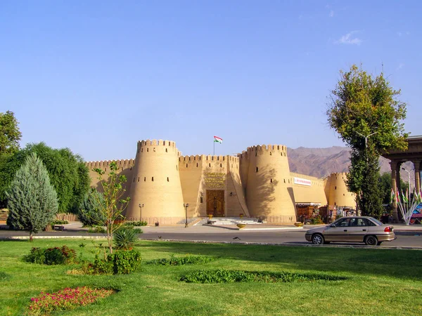 塔吉克斯坦胡吉城里的古代要塞和历史博物馆的景色 — 图库照片