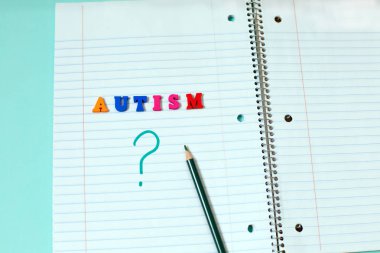 Renk ahşap harfler otizm renkli Word'den defter sayfası ve soru işareti.