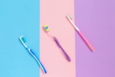 Renk arka plan üzerinde farklı diş fırçaları kümesini. Oral kavite hijyen.